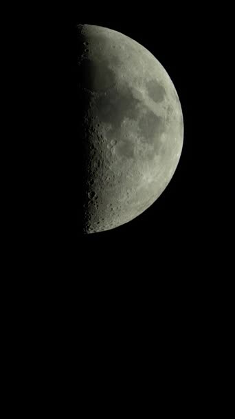 Primer plano de la Luna. Planeta satélite. Vídeo vertical — Vídeo de stock