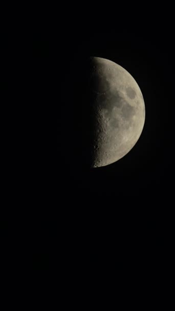 Gros plan sur la lune. Le satellite planétaire. Vidéo verticale — Video