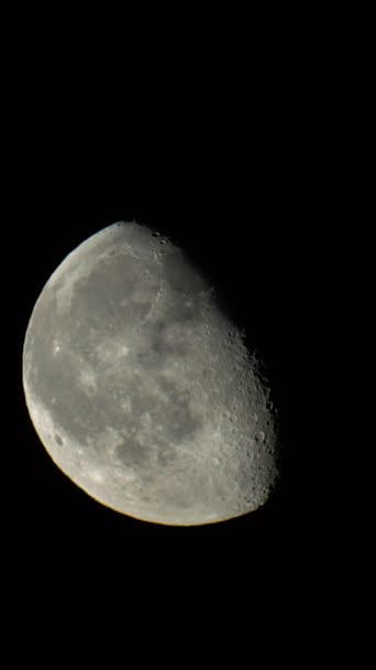 Gros plan sur la lune. Le satellite planétaire. Vidéo verticale — Video