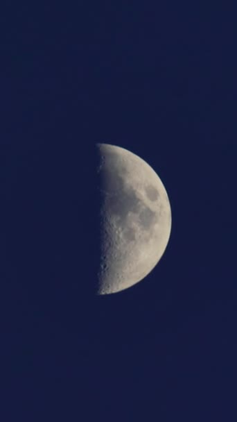 Primer plano de la Luna. Planeta satélite. Vídeo vertical — Vídeos de Stock