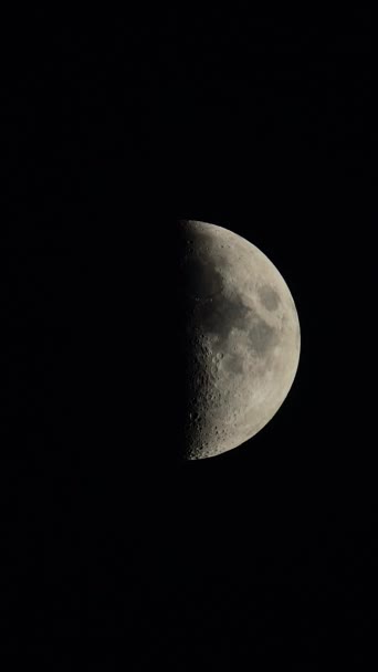 Primer plano de la Luna. Planeta satélite. Vídeo vertical — Vídeos de Stock