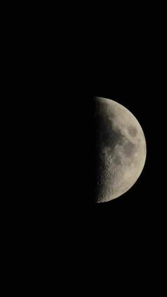 Primer plano de la Luna. Planeta satélite. Vídeo vertical — Vídeos de Stock