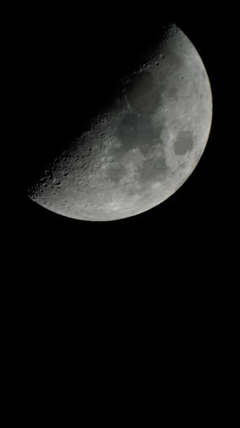 Primer plano de la Luna. Planeta satélite. Vídeo vertical — Vídeos de Stock