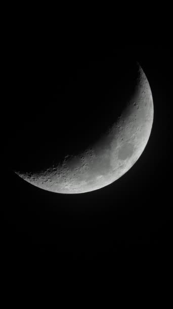 Luna se apropie. Satelitul planetei. Video vertical — Videoclip de stoc