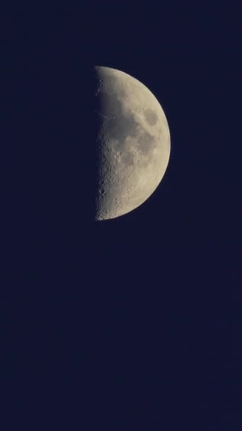 Primer plano de la Luna. Planeta satélite. Vídeo vertical — Vídeos de Stock