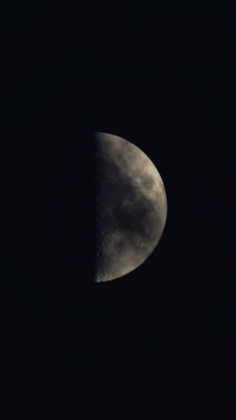 Luna se apropie. Satelitul planetei. Video vertical — Videoclip de stoc