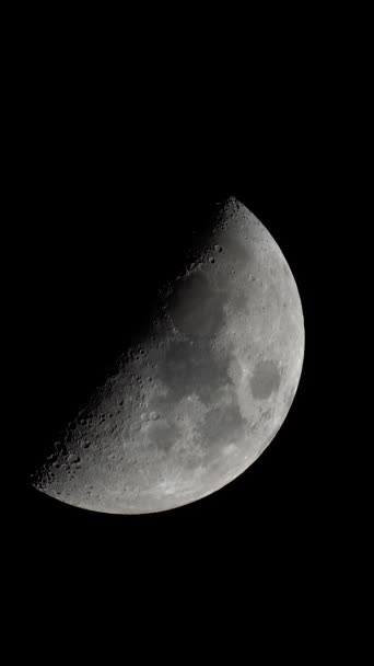 Gros plan sur la lune. Le satellite planétaire. Vidéo verticale — Video