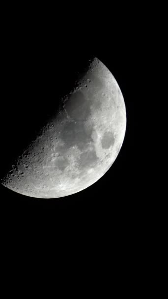 Primer plano de la Luna. Planeta satélite. Vídeo vertical — Vídeos de Stock