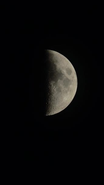 Gros plan sur la lune. Le satellite planétaire. Vidéo verticale — Video