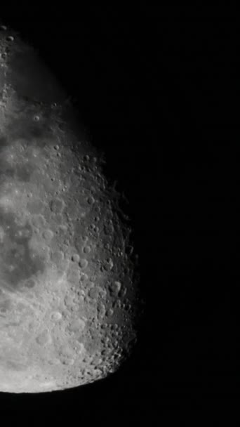 Luna se apropie. Satelitul planetei. Video vertical — Videoclip de stoc