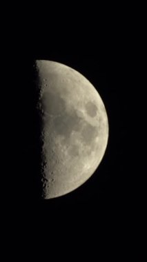 Ay 'a yakın çekim. Uydu gezegeni. Dikey video