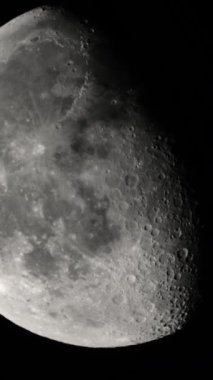 Ay 'a yakın çekim. Uydu gezegeni. Dikey video