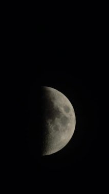 Ay 'a yakın çekim. Uydu gezegeni. Dikey video