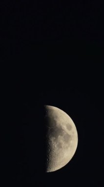 Ay 'a yakın çekim. Uydu gezegeni. Dikey video