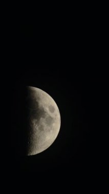 Ay 'a yakın çekim. Uydu gezegeni. Dikey video