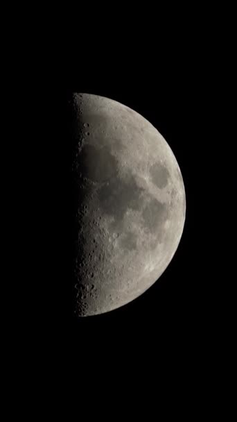 Луна крупным планом. Спутник планеты. Вертикальное видео — стоковое видео