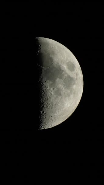 Місяць крупним планом. Планета супутник. Вертикальне відео — стокове відео
