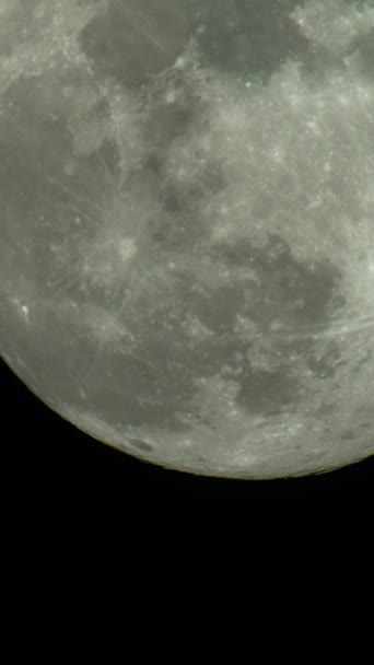 Mond aus nächster Nähe. Satellit Planet. Vertikales Video — Stockvideo