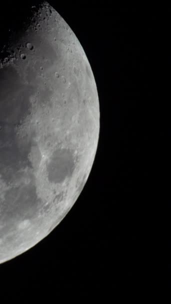 Луна крупным планом. Спутник планеты. Вертикальное видео — стоковое видео