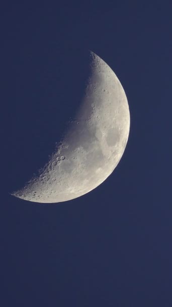 Primer plano de la Luna. Planeta satélite. Vídeo vertical — Vídeos de Stock