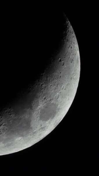 Primer plano de la Luna. Planeta satélite. Vídeo vertical — Vídeo de stock