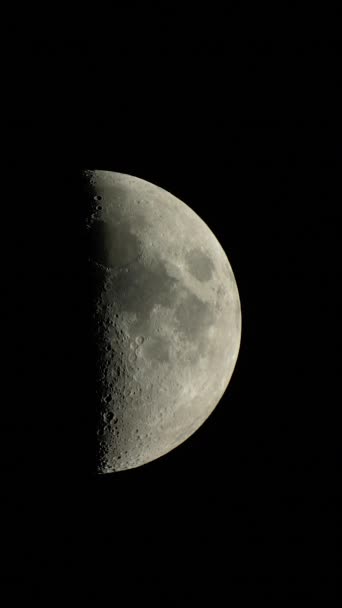 Um grande plano lunar. Planeta satélite. Vídeo vertical — Vídeo de Stock