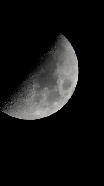 月亮特写。行星卫星。垂直录像 — 图库视频影像