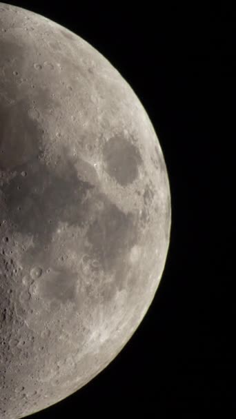 Primer plano de la Luna. Planeta satélite. Vídeo vertical — Vídeos de Stock