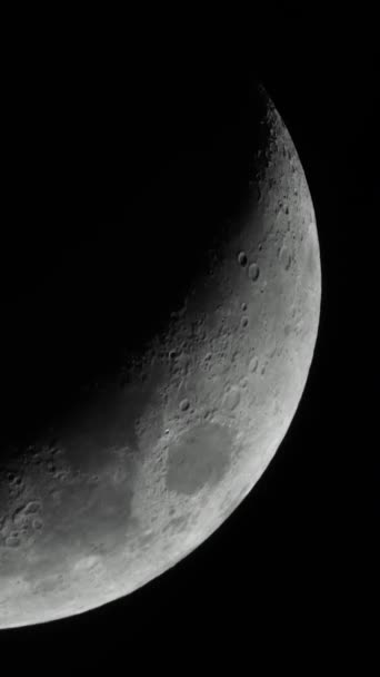 Um grande plano lunar. Planeta satélite. Vídeo vertical — Vídeo de Stock