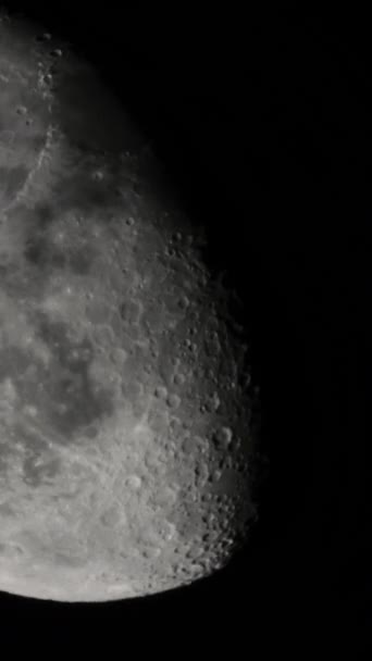 Mond aus nächster Nähe. Satellit Planet. Vertikales Video — Stockvideo