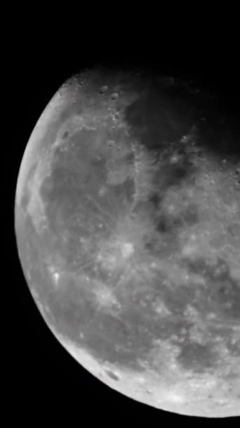 Um grande plano lunar. Planeta satélite. Vídeo vertical — Vídeo de Stock