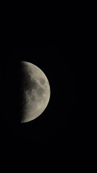 Primer plano de la Luna. Planeta satélite. Vídeo vertical — Vídeos de Stock