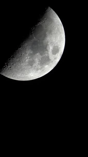 Mond aus nächster Nähe. Satellit Planet. Vertikales Video — Stockvideo