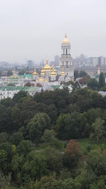 Kiev. Ucrania: Vista aérea de Kiev Pechersk Lavra. Vídeo vertical — Vídeo de stock