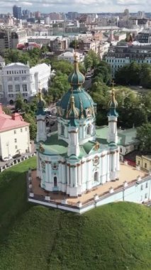 Şafakta St. Andrews Kilisesi 'nde. Kyiv, Ukrayna. Dikey video