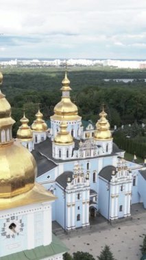 Kyiv, Ukrayna: Aziz Michaels Altın Kubbe Manastırı. Dikey video