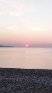 Deniz manzarası üzerinde dikey video şafağı. Türkiye, Antalya