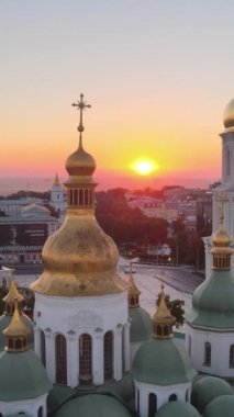 Sabahın köründe Aziz Sophia Kilisesi 'nde. Kyiv. Ukrayna. Dikey video