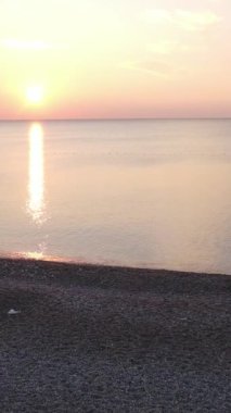 Deniz manzarası üzerinde dikey video şafağı. Türkiye, Antalya