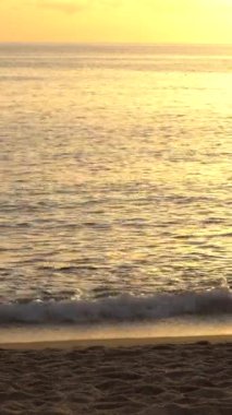 Deniz manzarası, deniz kıyısındaki güneş. Dikey video