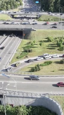 Kyiv. Ukrayna: yol kavşağı. Hava görüntüsü. Dikey video