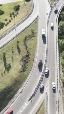 Kyiv. Ukrayna: yol kavşağı. Hava görüntüsü. Dikey video