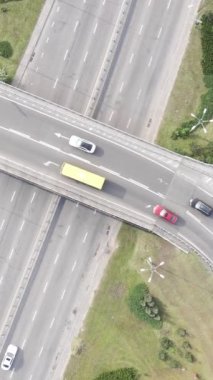 Kyiv. Ukrayna: yol kavşağı. Hava görüntüsü. Dikey video