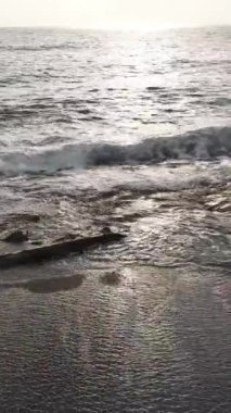 Kıyıya yakın deniz kıyısı kıyı şeridine yakın hava manzarası. Dikey video