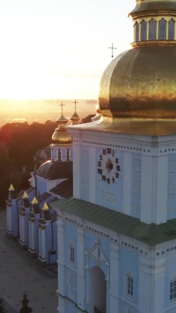 Kyiv, Ukrayna: Aziz Michaels Altın Kubbe Manastırı. Dikey video — Stok video