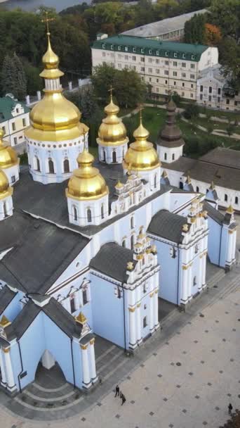 Kiev, Ukraina: St Michaels Golden-Domed kloster. Vertikal video — Stockvideo