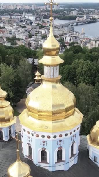 Kiew, Ukraine: Kloster mit goldener Kuppel des Heiligen Michael. Vertikales Video — Stockvideo