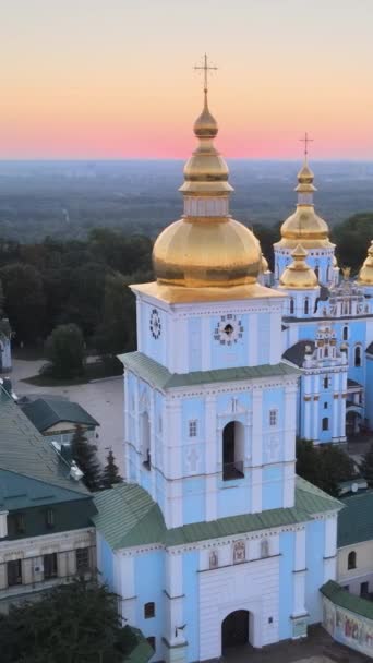 Monastero di St. Michaels cupola d'oro al mattino. Kiev, Ucraina. Video verticale — Video Stock