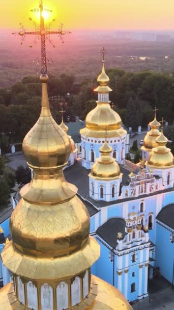 Szent Mihály Aranykupolás Kolostor reggel. Kijev, Ukrajna. Függőleges videó — Stock videók