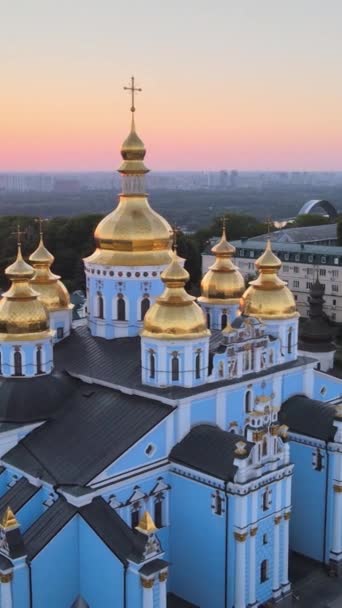 Monasterio de Cúpula Dorada de San Miguel por la mañana. Kiev, Ucrania. Vídeo vertical — Vídeos de Stock
